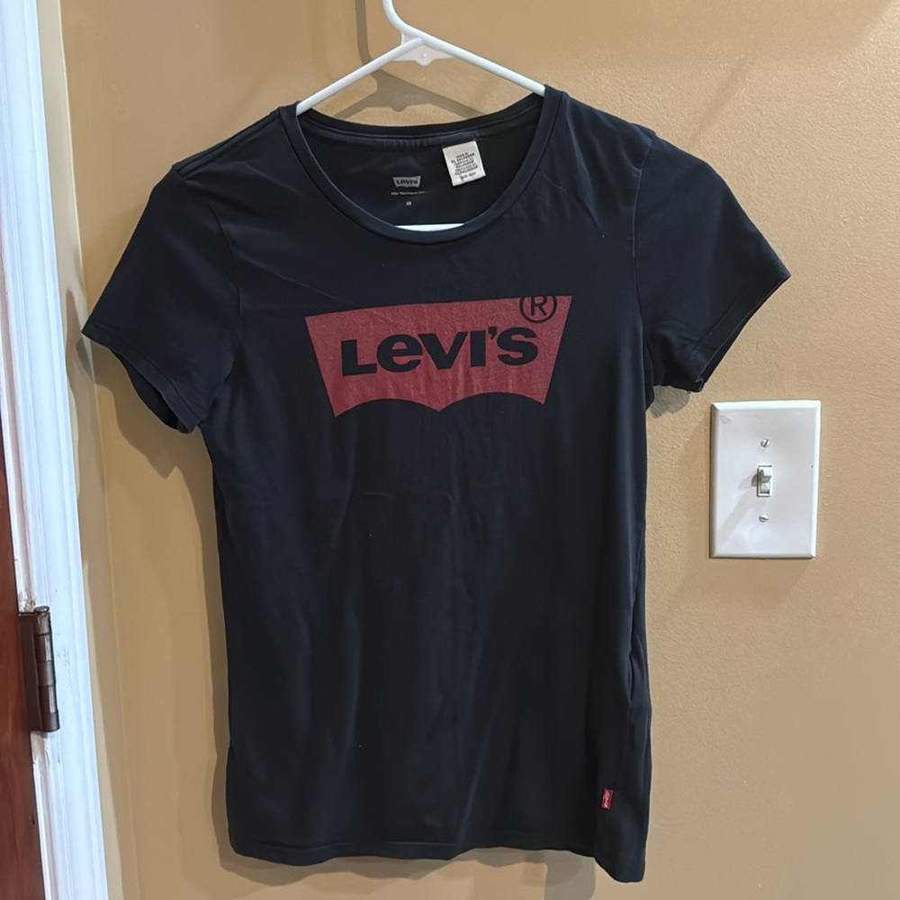 Black XS Levi’s t shirt. Used in Good condition.
